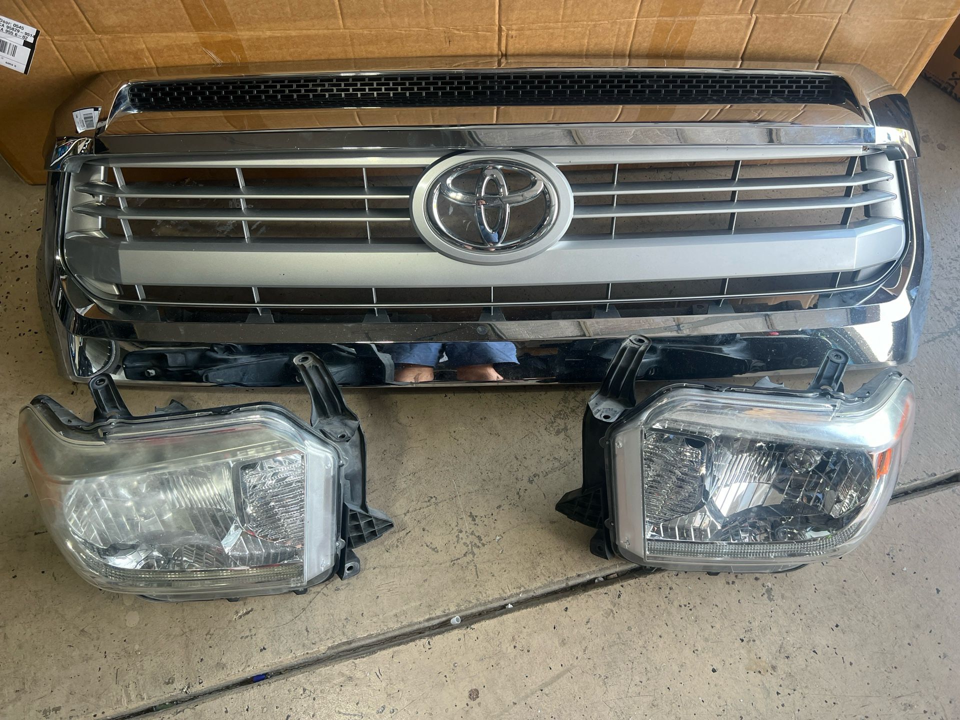 2014-2019 Toyota Tundra Hood Bulge Grill And Headlights 