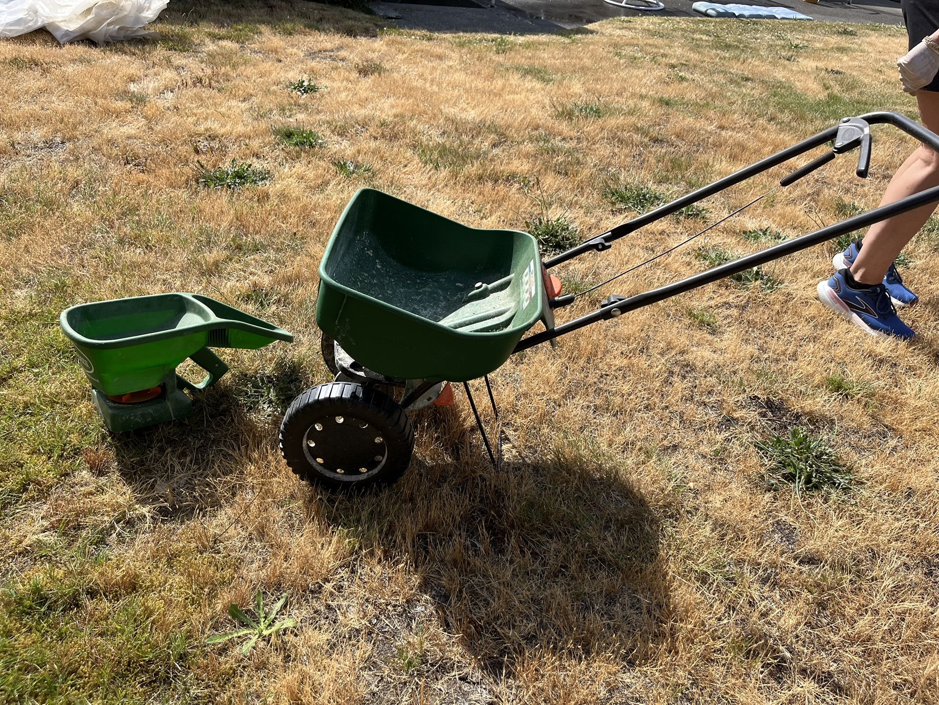 Spreaders-Scott’s turf Builder