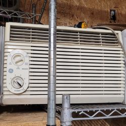 
window Air Conditioning unit 
(6000 BTU) ,,,