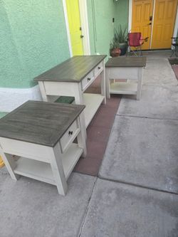 Table with 2 end tables