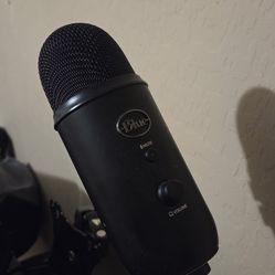 Blue yeti mic in black
