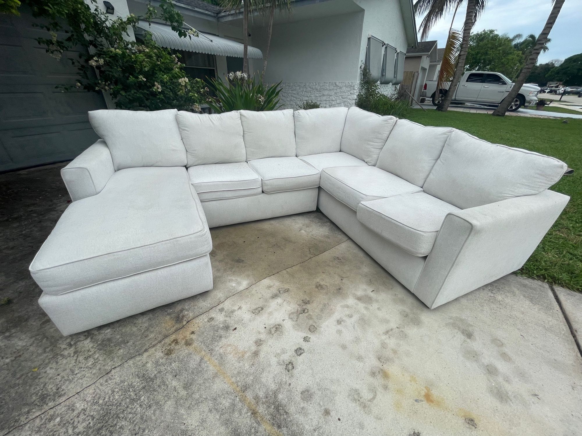 Modern White Sectional Sofa with Chaise – Clean & Comfortable