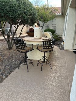 2 outdoor barstools