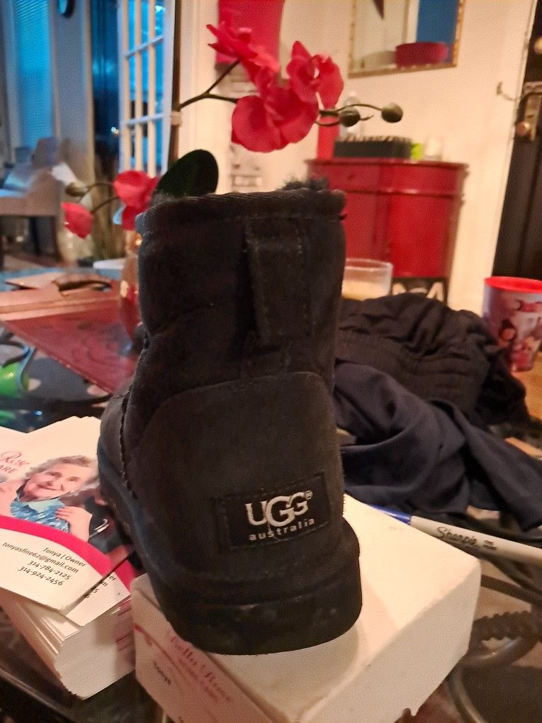 UGG Boots Size 8 Women 40.00 Color Black