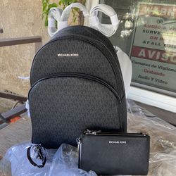 🍀💕New Large Monogram Backpack And Wallet 