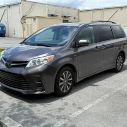 TOYOTA SIENNA SE MINIVAN 
