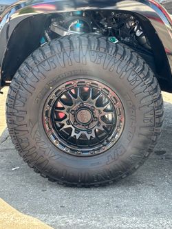 NEW KMC 558. RIM. 6x139.    37” TIRES.  RT