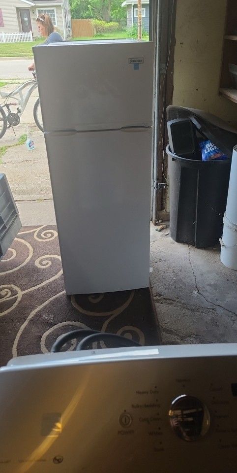 Refrigerator Kind Of A Smaller One Not Real Tall Works And Runs Great