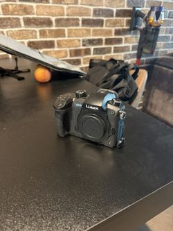 Panasonic Lumix GH5 4K Camera Body w/ V-Log L – 10-Bit Video / MF