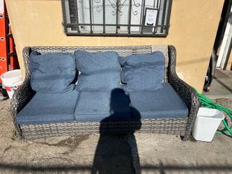 Ovios Outdoor Wicker Couch – Blue Cushions (Freshly Washed)