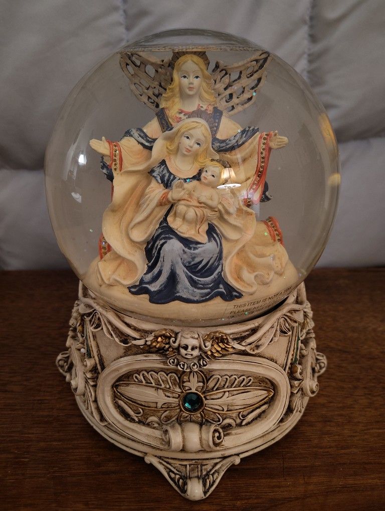 Holiday Home Musical Waterglobe