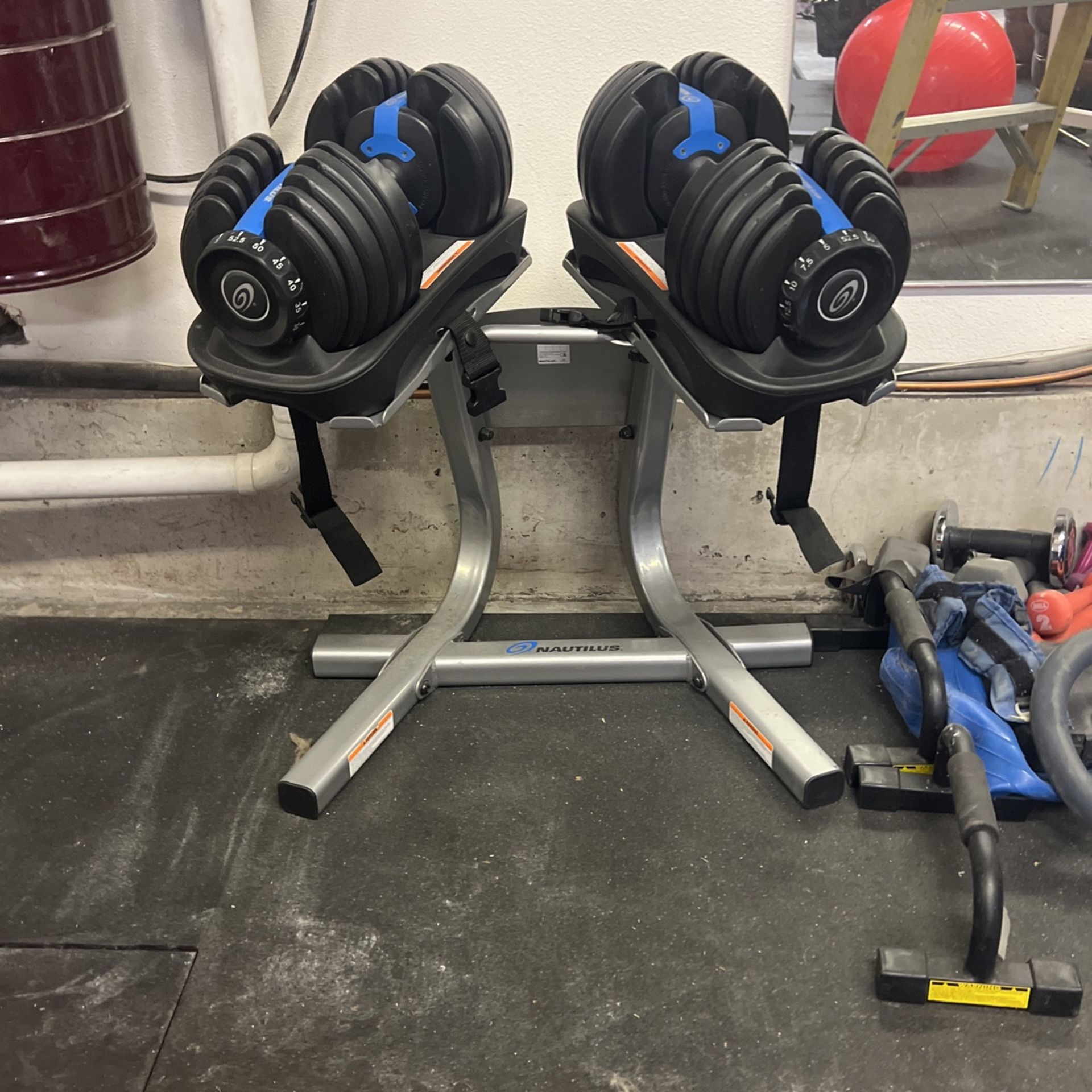 Nautilus adjustable weights with stand