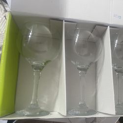 NEW Set Of 4 Wine Glasses