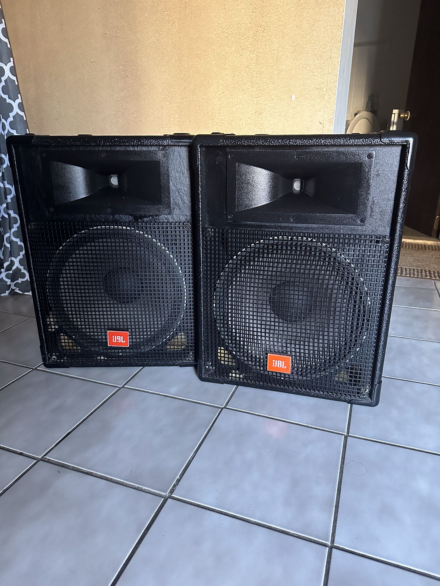 Pair JBL Speakers MR825 