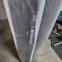 King Size Mattress Helix Midnight Luxe - Make An Offer I'll Probably Take It
