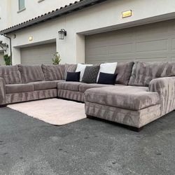 Stunning Gray Taupe Sectional Couch In Excellent Condition - Free Delivery 🚚 