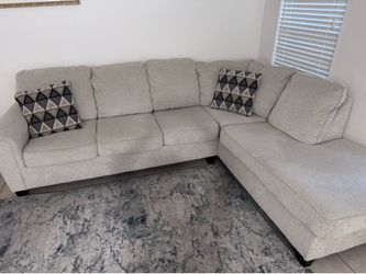 Modern L-Shaped Sectional Sofa – Light Gray – Excellent Condition