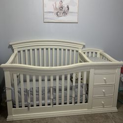 Crib With Changing Pad And Drawers