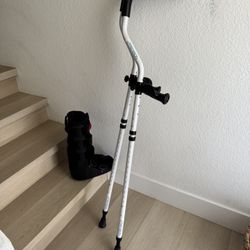 Crutches with Ergonomic Handles