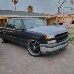 Chevy Silverado 4 Puertas Negra 