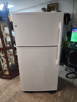 GE Refrigerator 66x33x29 