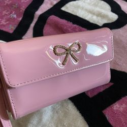 For the girlies!! pink wallet with bow