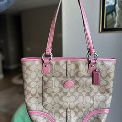 Coach like new vintage shoulder bag!!