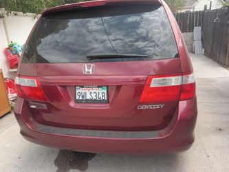 It's Honda and it works very good it has a lot of space for more than eight people it has a lot of room the price is 2,500 if you have any questions l