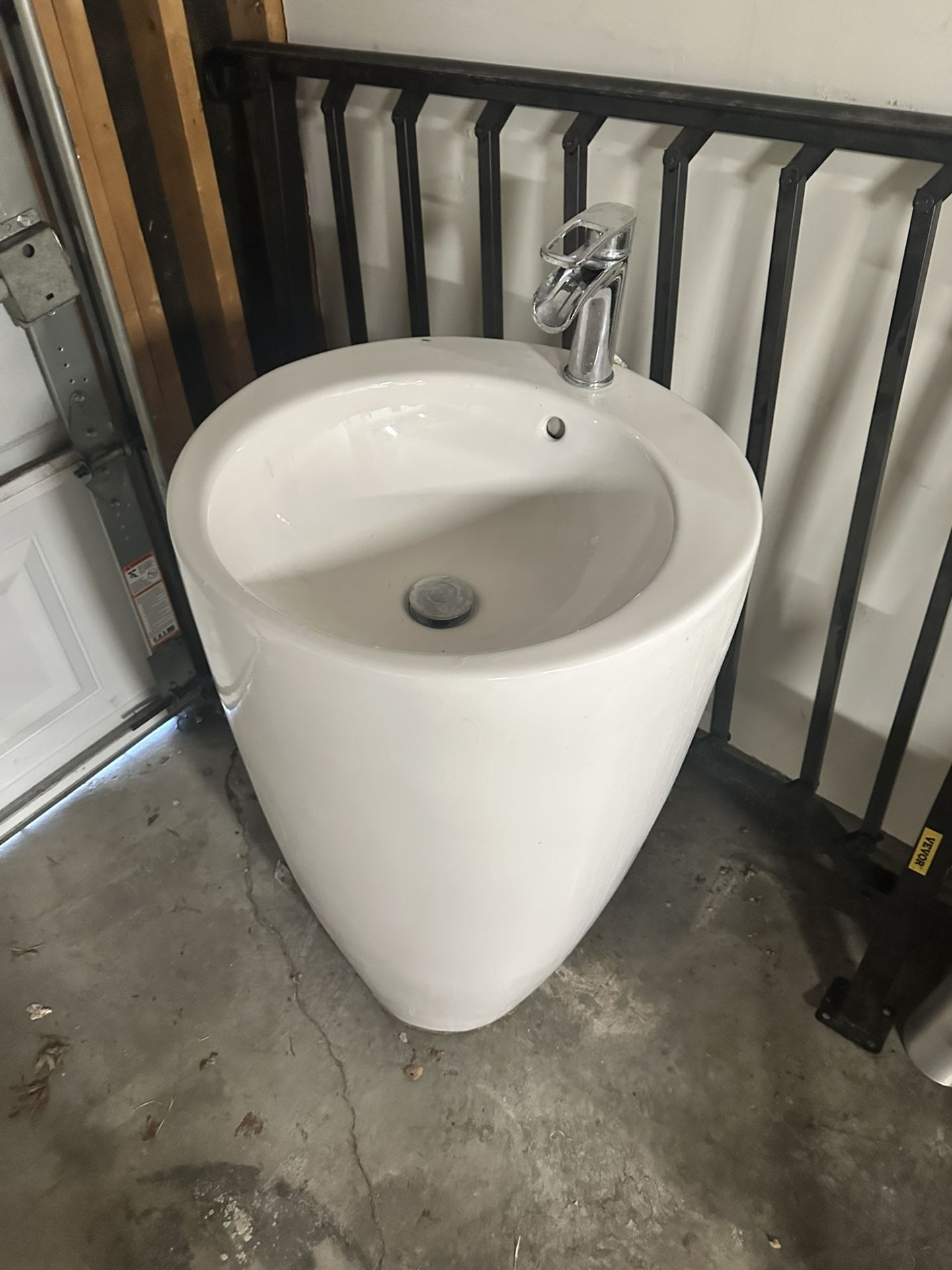 Eridanus Pedestal Sink White