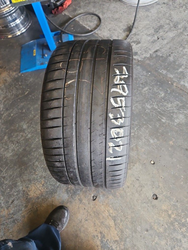 One 295/30 21 Michelin Pilot Sport 