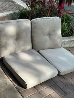 4 piece patio chair cushions 2 seats 23x23 with 2 backs