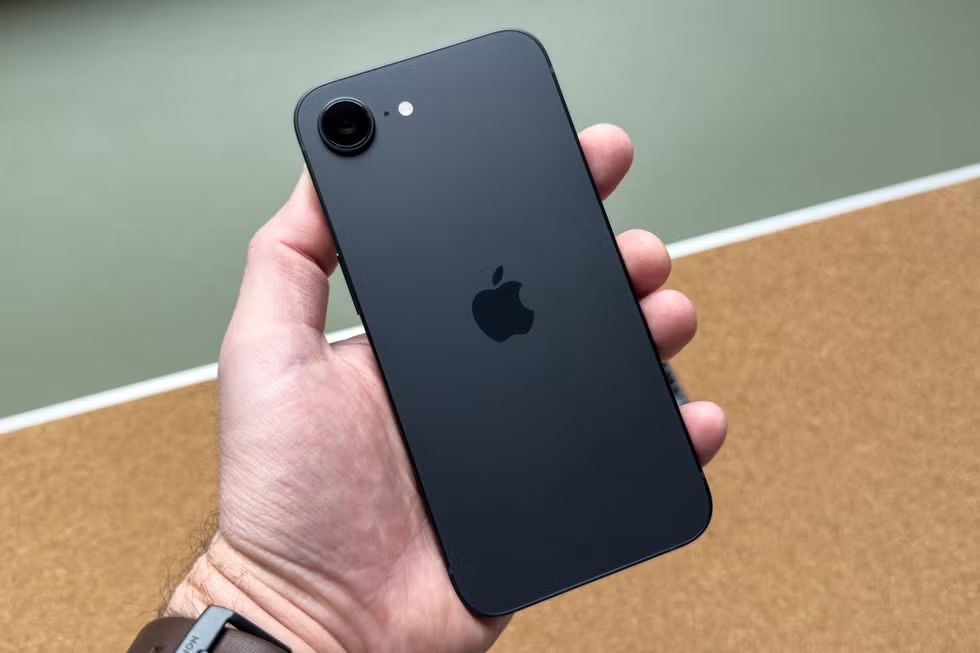 iPhone 16e 128gb (Pristine) ATT