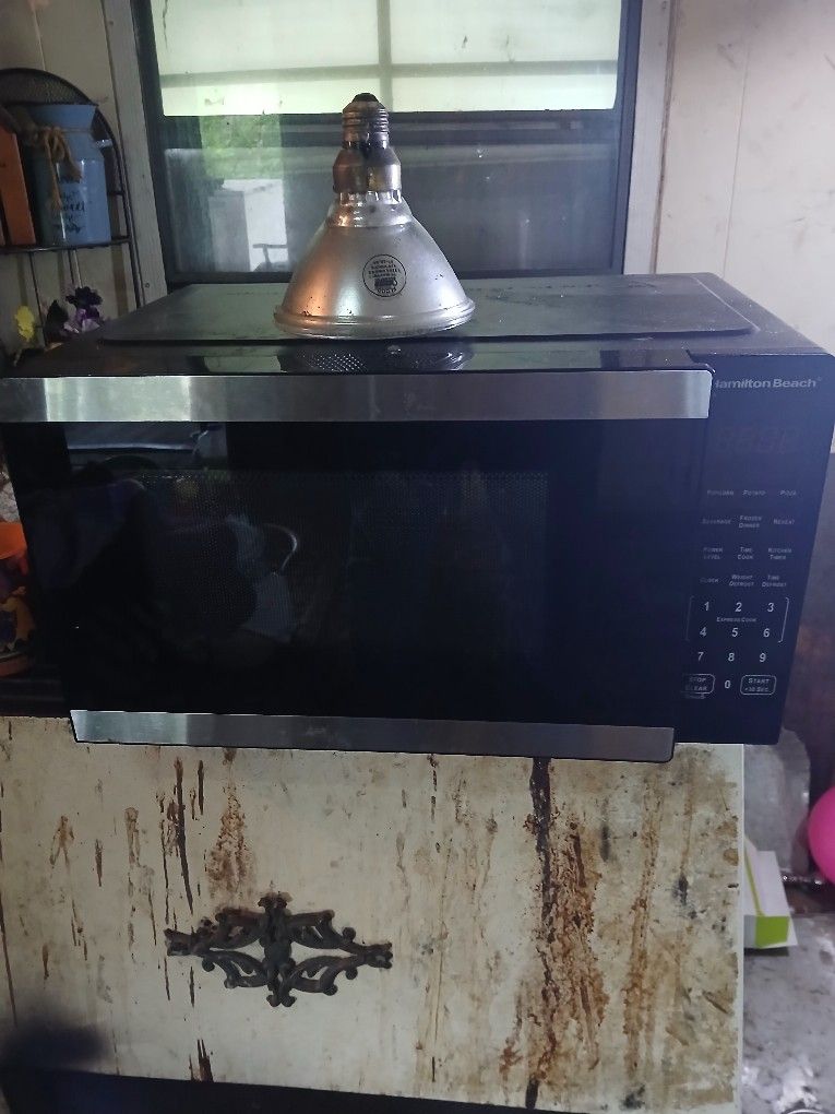 Microwave HASN'T BEEN USED MUCH PICK UP