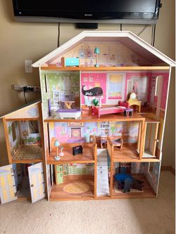 PENDING     FREE Dollhouse
