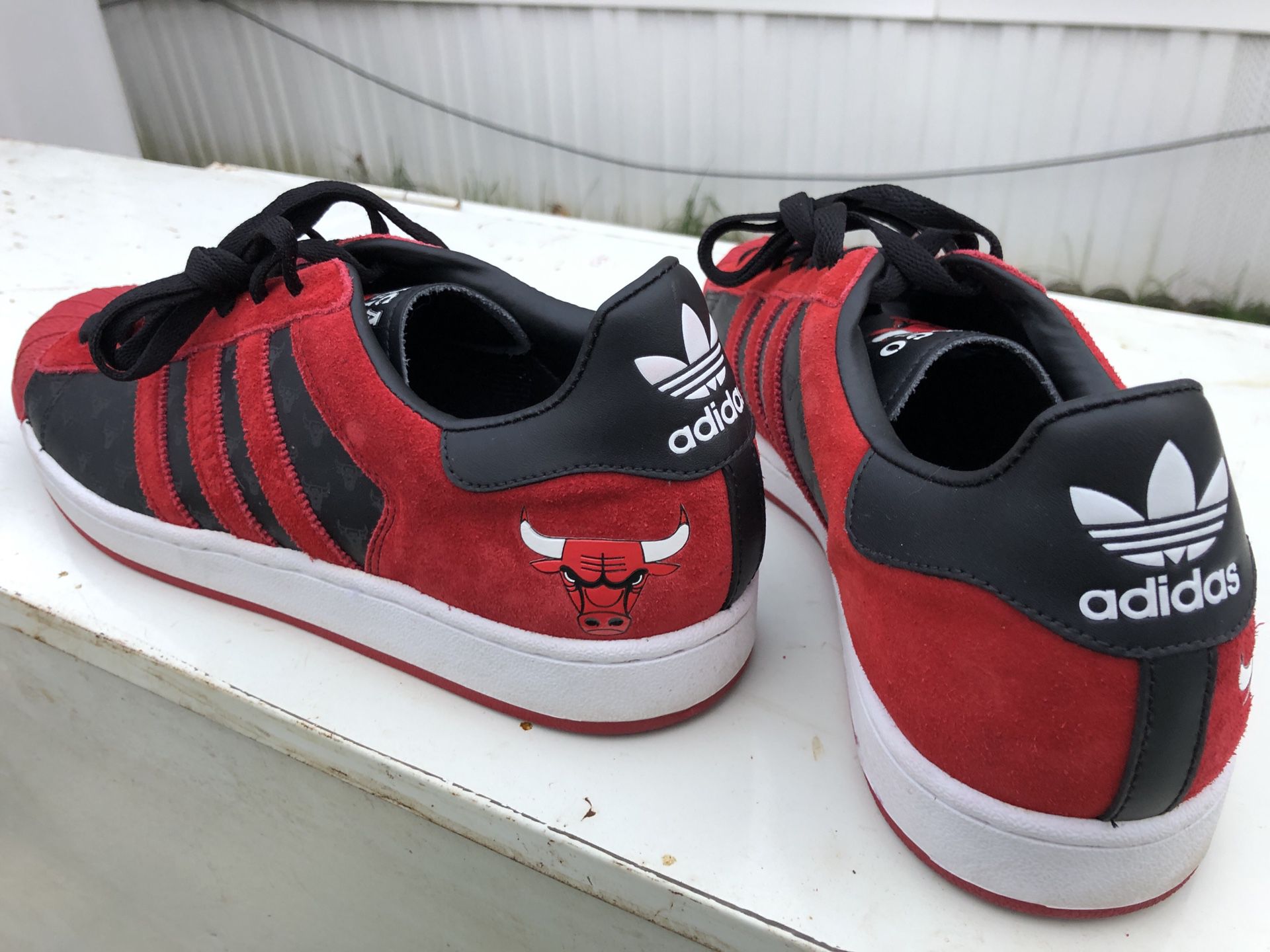 adidas men Red Chicago Bull's Size 10.5 for Sale in Round Lake Heights, IL - OfferUp