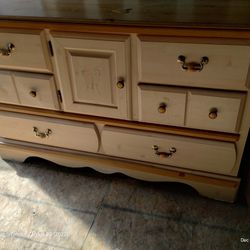 Beautiful Queen Size Bedroom Set 