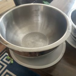 2 Mixing Bowls With Lids 