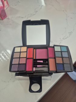 Mark. Super color box total face palette (avon)