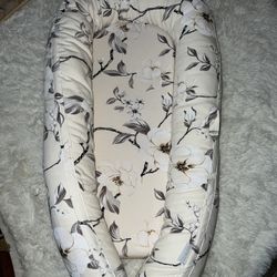 Co sleeper- Baby Girl 🌸 