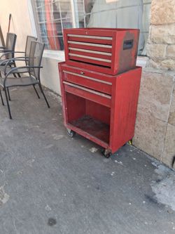 Caja de herramienta con llantas medida 44"×26 1/2"×14" inchs