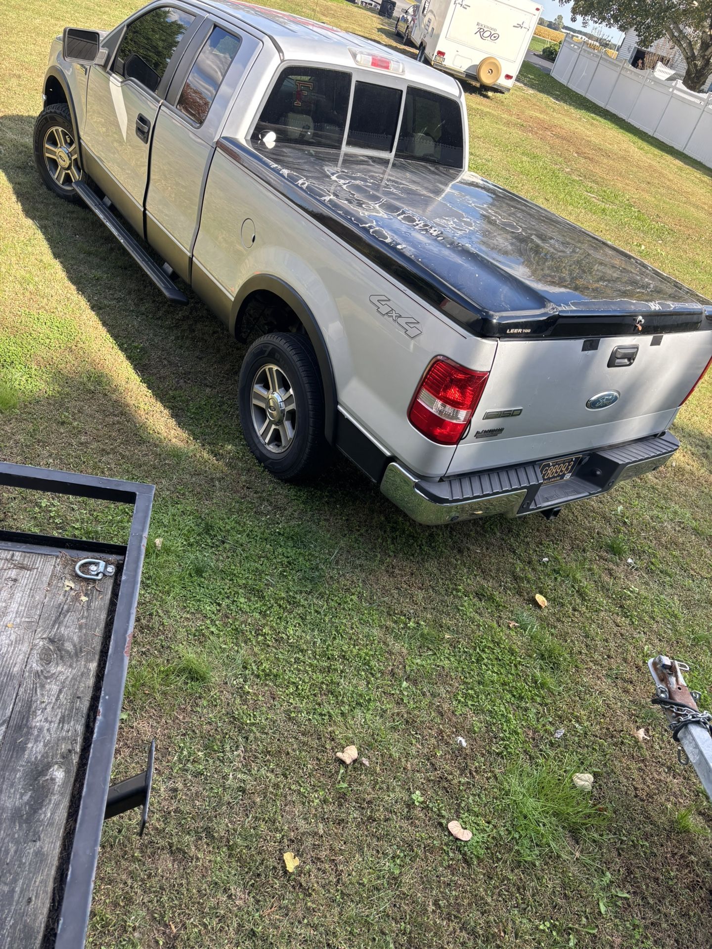 Locking fiberglass bed cover 2010 ford f150 6.5 ft with keys (Leer 700 tonneau cover)