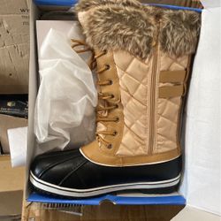 Women’s size 11 snow boots