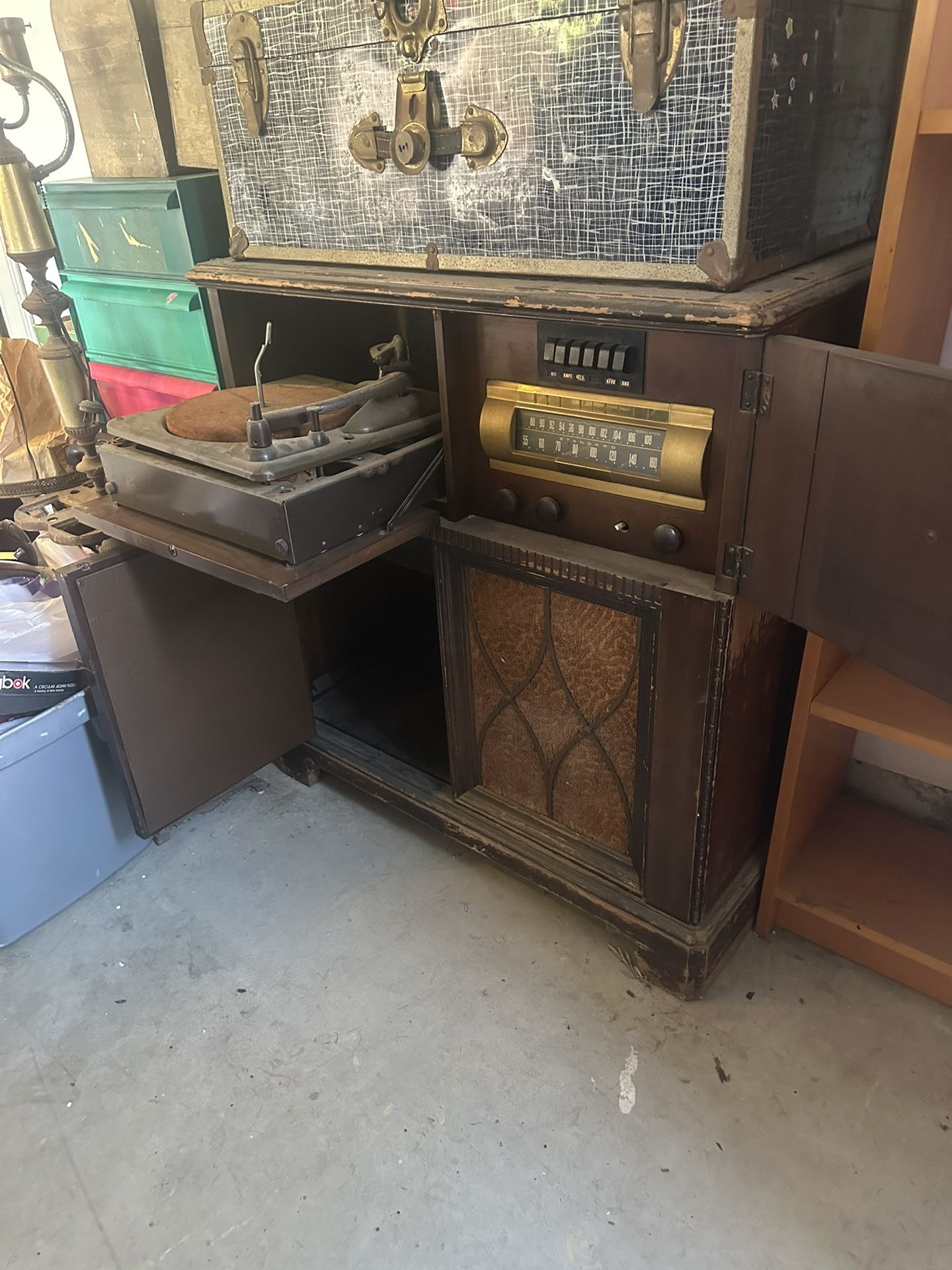 Vintage Victrola Brand Record Player/Radio Cabinet