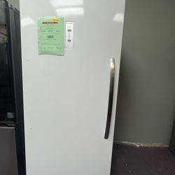 Refrigerator, 33’w Frigidaire Garage Ready New Scratch Dents