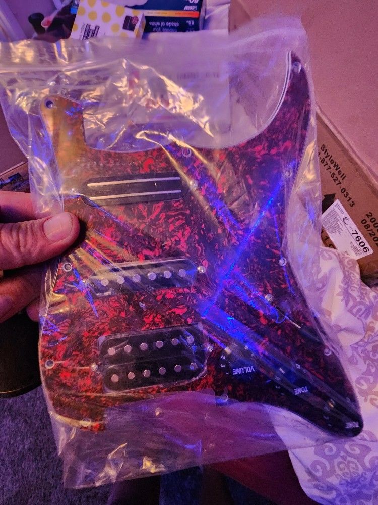 Finder Strat Pick guard