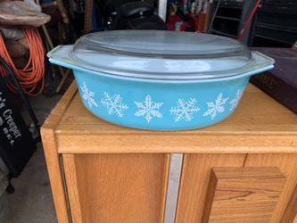 Vintage Pyrex snowflake casserole dish an top