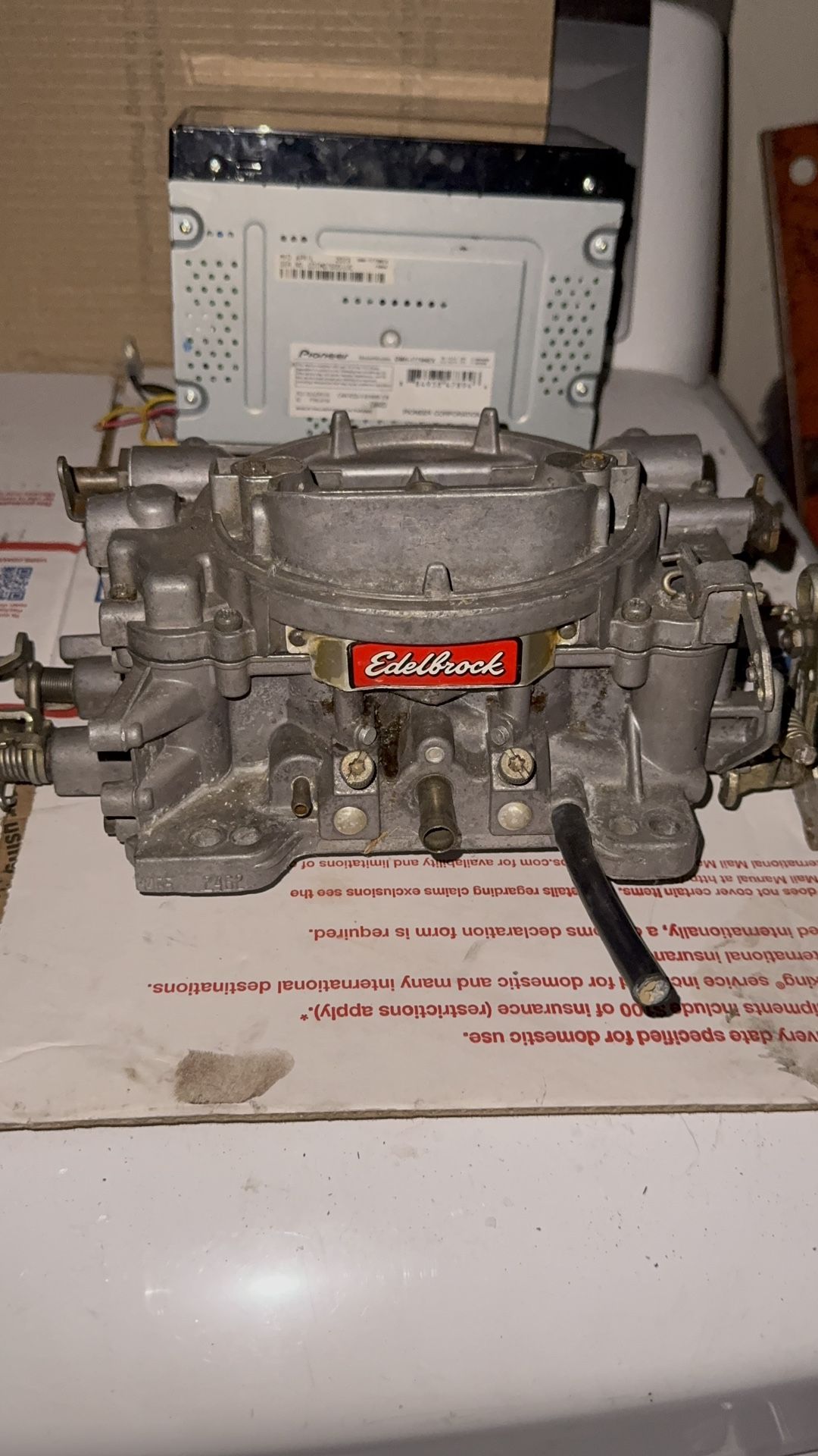 Edelbrock 1405 Performer 600 CFM 4 Barrel Carburetor, Manual Choke