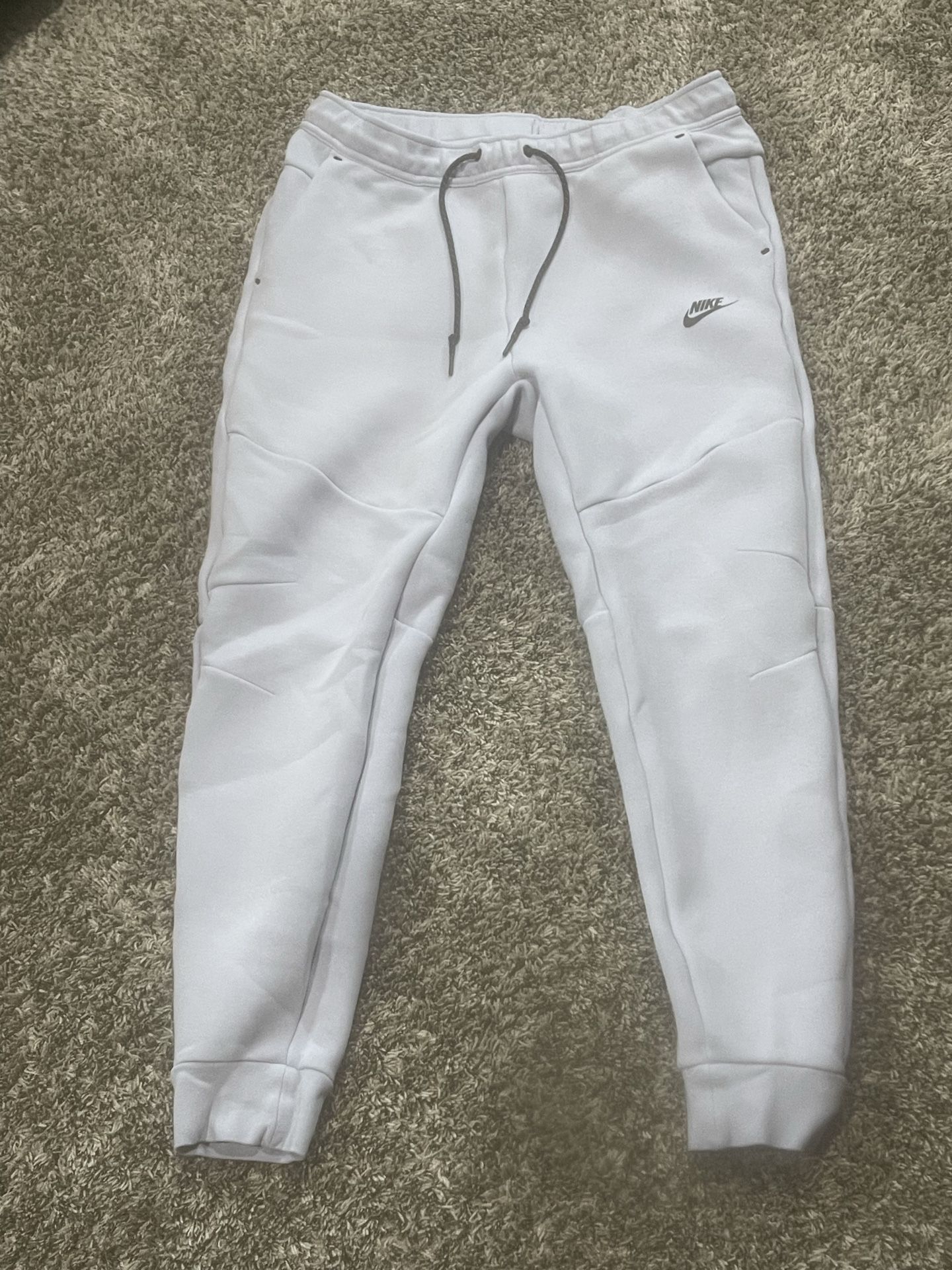 Men Nike Tech pants size L