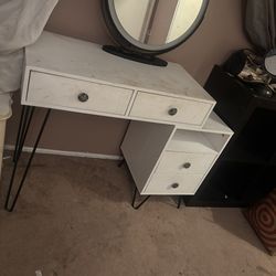 White Vanity Set With Led Mirror