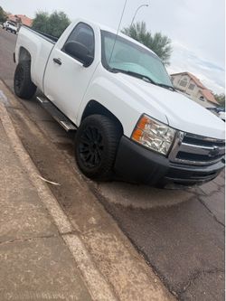 2011 CHEVROLET SILVERADO 1500 SHORT BED SINGLE CAB, V8, LOW MILES! CLEAN TITLE